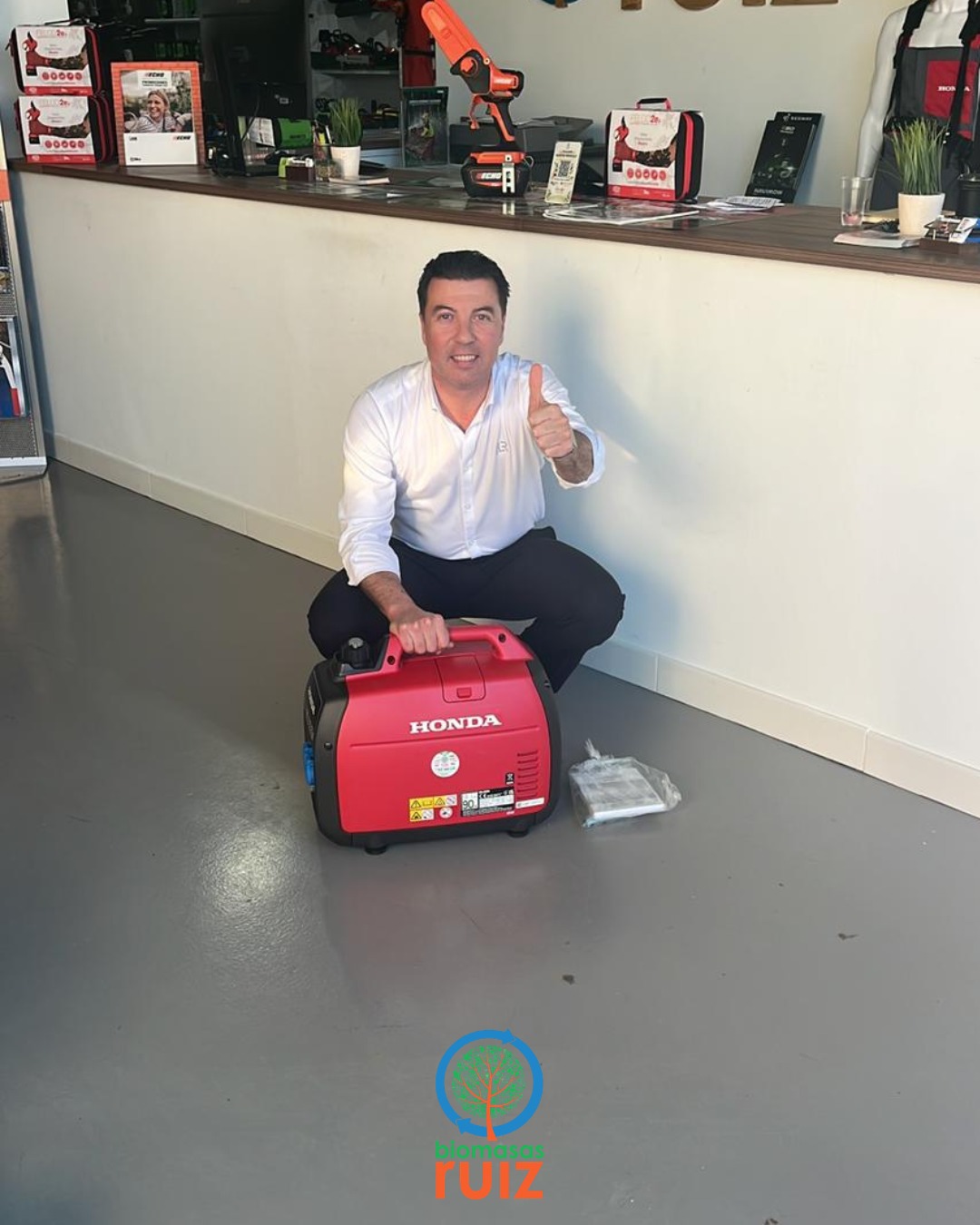 Cliente con Generador Honda EU22i — Biomasas Ruiz