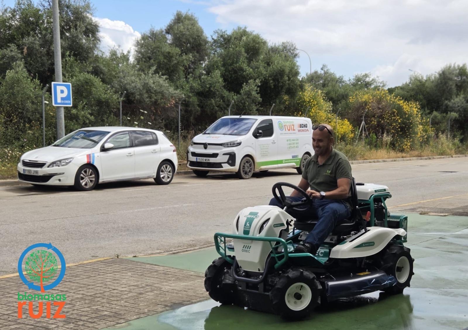 Cliente con Cortacésped OREC — Biomasas Ruiz